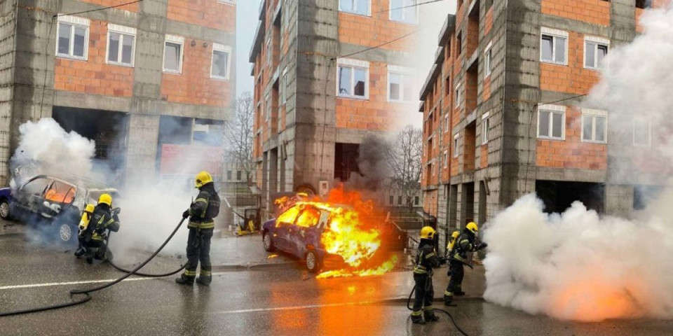 Požar u Loznici: Vatrena stihija progutala auto