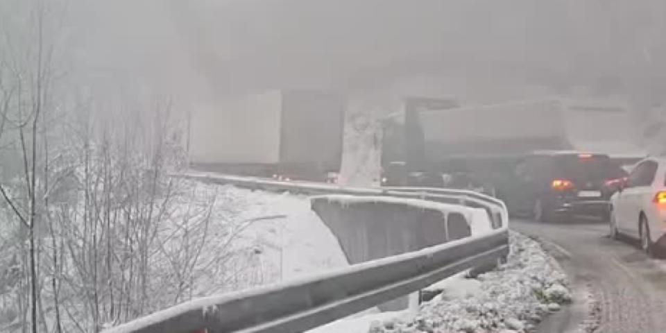 Zastoj preko Iriškog venca: Sneg napravio problem (VIDEO)