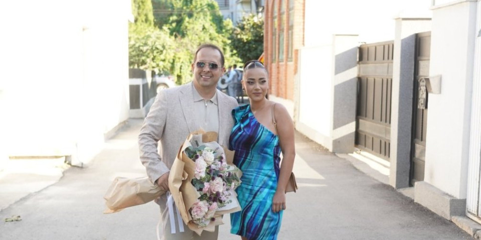 Pevač otkrio pol šestog deteta: On i 15 godina mlađa supruga ne kriju sreću