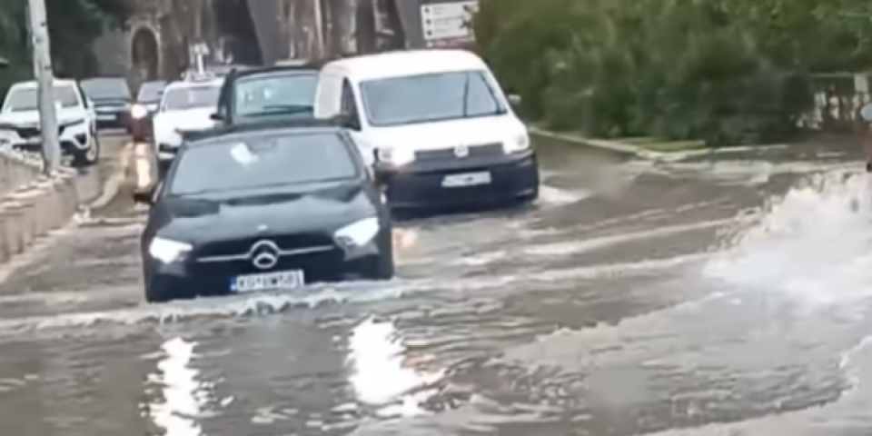 Apokaliptične scene iz Kotora: Snažan ciklon sa Jadrana nosi sve pre sobom - vozila plivaju po gradu, šta je sledeće? (VIDEO)