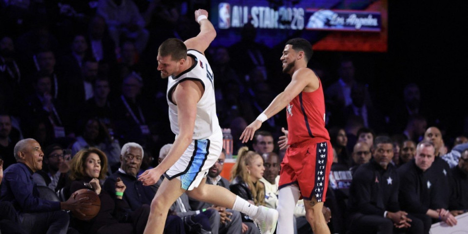 Barak Obama ukrao loptu Nikoli Jokiću: Srbin se zaleteo, umalo zgazio bivšeg predsednika Amerike (VIDEO)