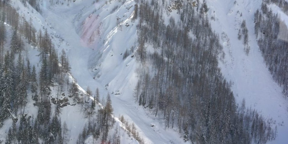 Lavina se sručila na voz pun putnika: Iskočio je iz šina, strahuje se za 80 ljudi!