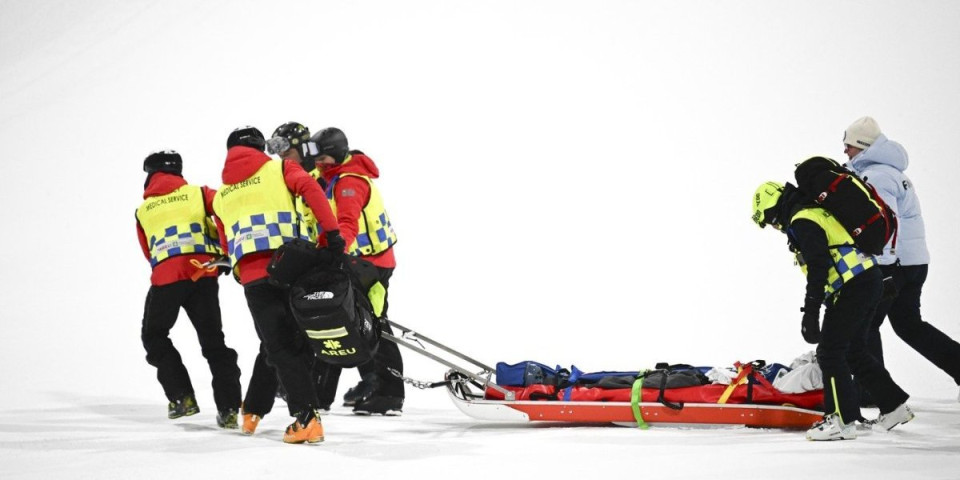 (VIDEO) Krvav i na nosilima hitno prebačen u bolnicu: Jeziv pad finskog skijaša, nepomično ležao na snegu