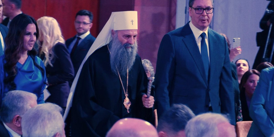 (VIDEO) Zar vam ništa nije sveto? Vučić objavio snimak jezivih napada blokadera na SPC