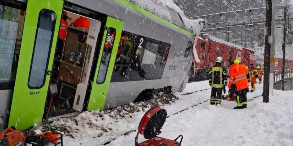 Najnoviji detalji i prve fotografije stravične nesreće! Povređeno 5 osoba, među njima i mašinovođa (FOTO)