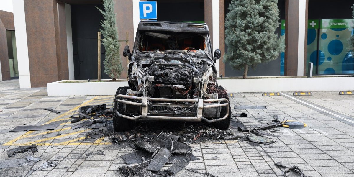 Zapaljen automobil Bake Praseta