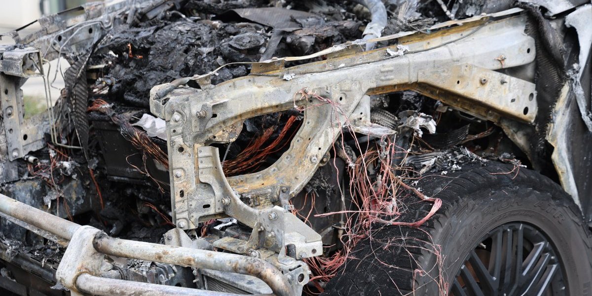 Zapaljen automobil Bake Praseta