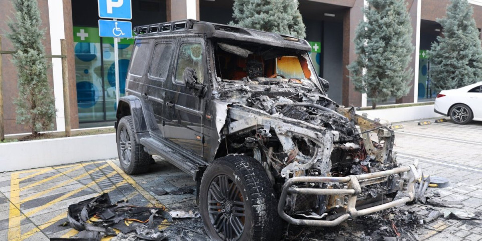 Demolirano vozilo, garež i staklo po putu: Ispred zgrade Bake Praseta strava i užas