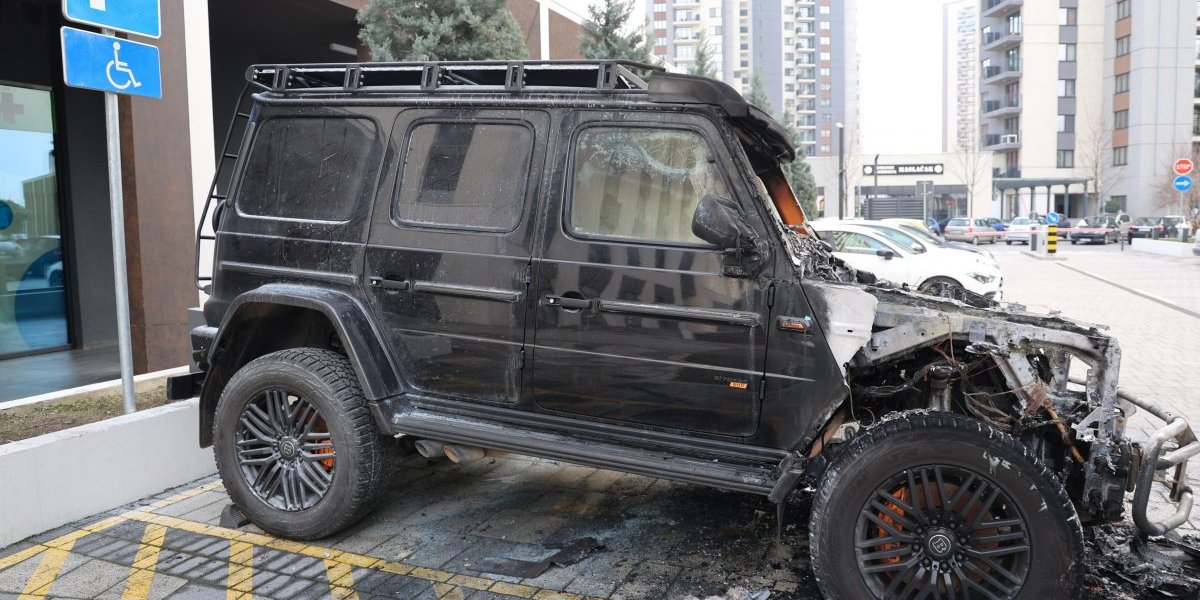 Zapaljen automobil Bake Praseta