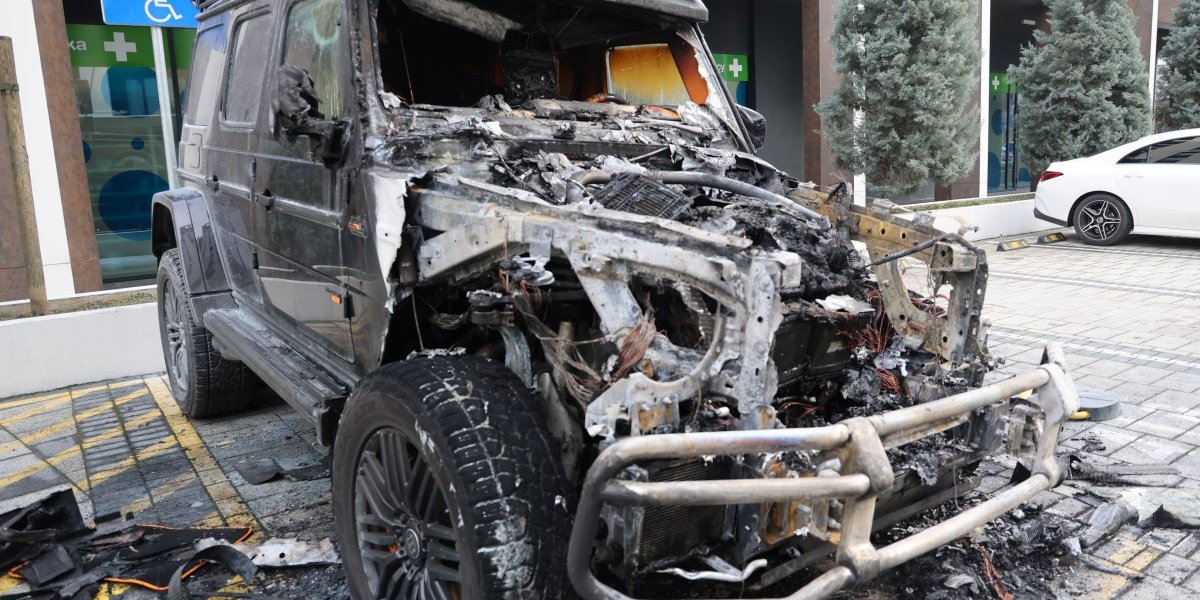 Zapaljen automobil Bake Praseta