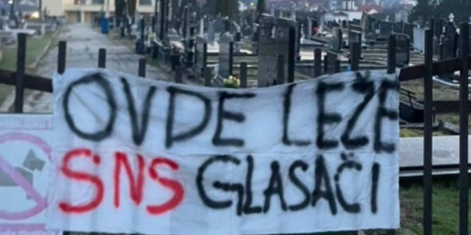 "Ovde leže SNS glasači": Skandalozan natpis na groblju u Bajinoj Bašti - Blokaderi nemaju granicu (FOTO)
