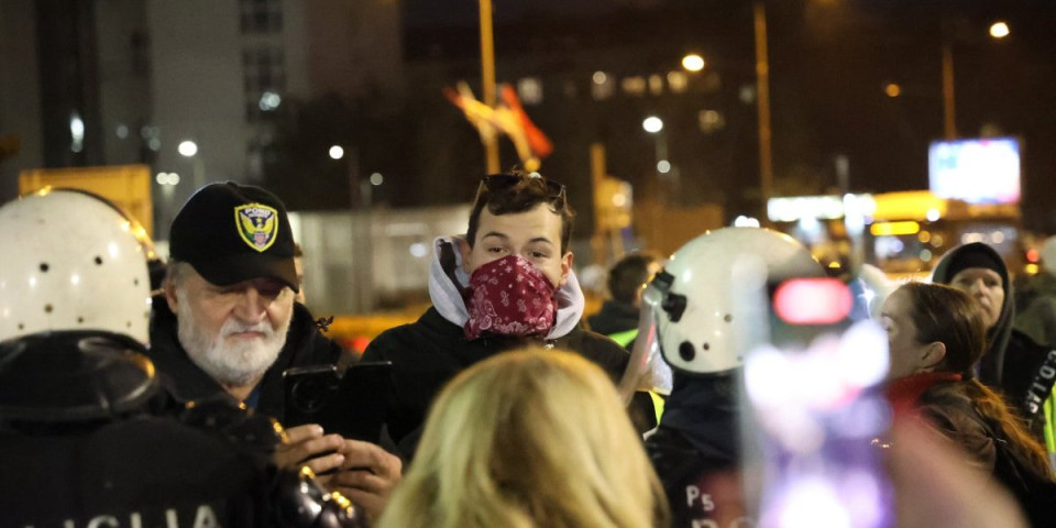 Kakav otac, takav sin! Pogledajte ko se pojavio na skandaloznom skupu blokadera u Novom Sadu (VIDEO)