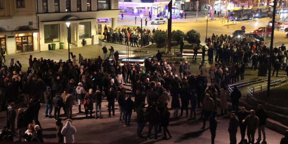 Novim Sadom se ori "Aco, Srbine": Građani vratili blokadere na fabrička podešavanja, ovo morate da vidite (VIDEO)