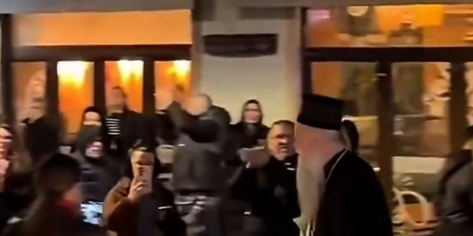 Ne plaćaju porez, prodaju igračke na crno: Babić razotkrio podivljale blokadere koji su sinoć skandirali crkvenim velikodostojnicima (VIDEO)