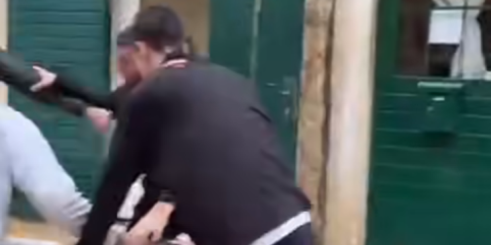 Opšta makljaža nasred ulice: Jeziv snimak tuče dve zavađene porodice (VIDEO)