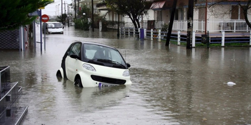 Komšije na udaru snažnog nevremena: Popaljeni alarmi, vetar nosi sve pred sobom, stanovništvo strahuje od poplava