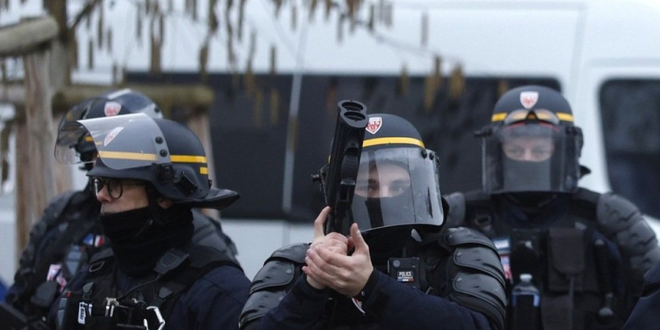 Skandal na ulicama grada ljubavi: Demonstranti upućivali nacističke pozdrave, pa se dali u beg kada su ugledali policiju