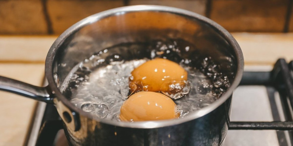 Trik star skoro 100 godina: Kuvana jaja bez ključale vode - ukus duplo lepši, a ljuska sama spada