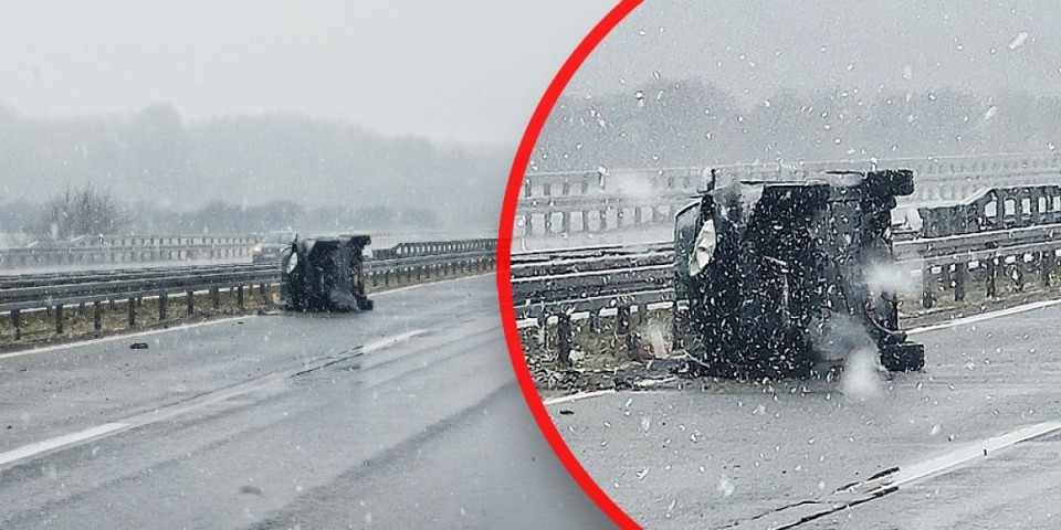 Užas na auto-putu: Auto se prevrnuo i zakucao u bankinu (FOTO)