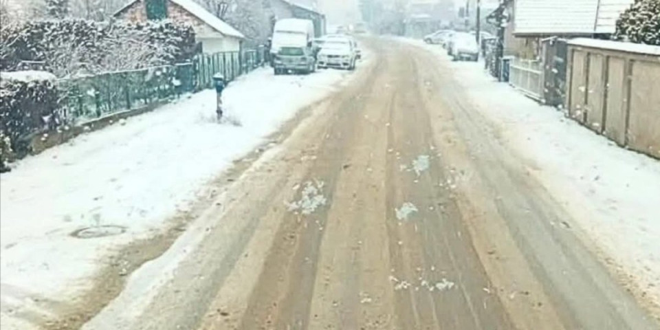 Komunalci u Šumadiji punom parom na sneg