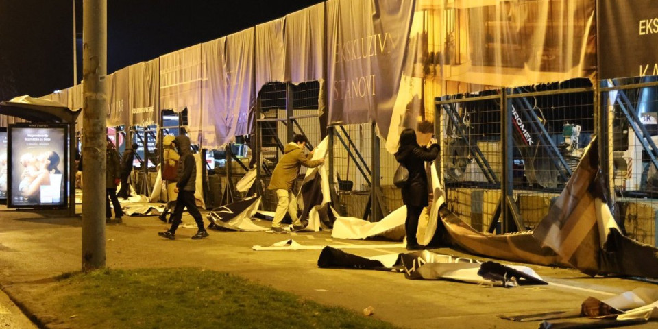 Alarm! Zastrašujuće nasilje kod Ušća: Blokaderski nasilnici cepaju ogradu, ruše sve pred sobom (FOTO/VIDEO)