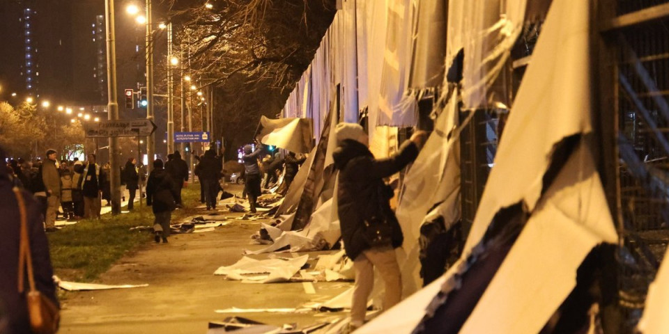 Zašto blokaderi mrze decu Srbije? Spor oko sadržaja koji postoje u svim metropolama (FOTO)