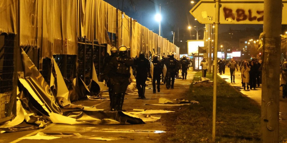 Kontejneri na putu, vandalizam i skandalozno izveštavanje tajkunske N1: Evo šta je obeležilo divljanje u Novom Sadu i Beogradu