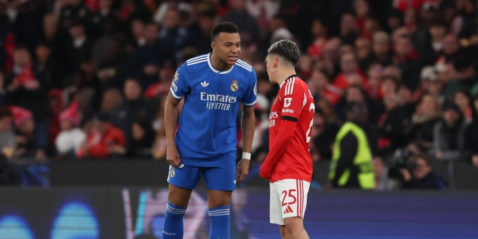 Majmune, majmune, majmune... Mbape osuo drvlje i kamenje po "igraču 25“: Izbacite ga