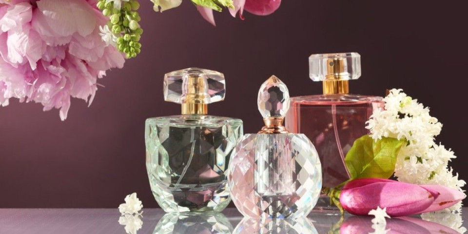 Parfemi koji su večni hit: 5 ženskih mirisa koji nikada ne izlaze iz mode (FOTO)