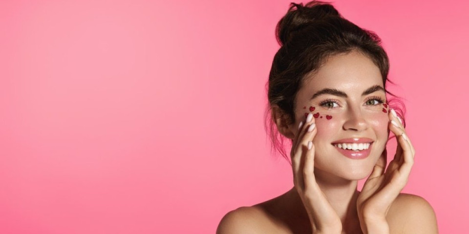 Skida godine sa lica: 1 proizvod je apsolutni hit proleća - morate ga imati u torbici (VIDEO)