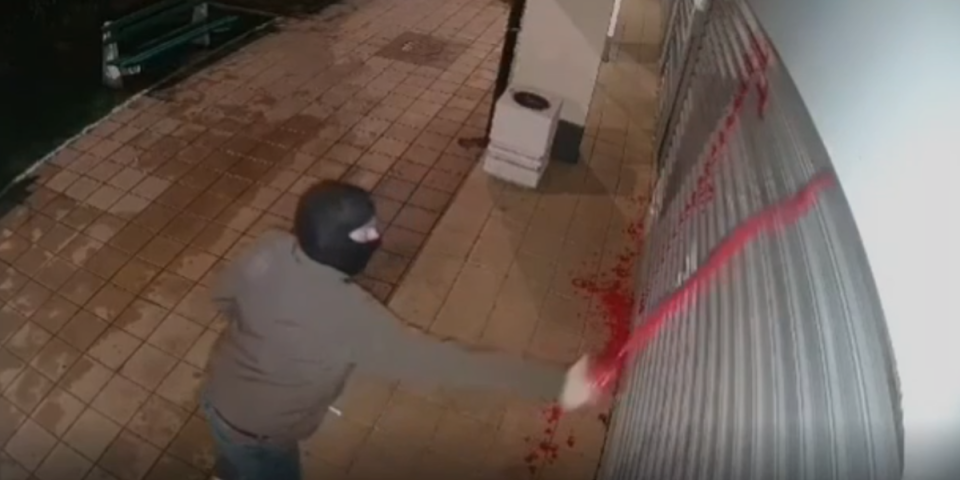 (VIDEO) Eskalacija blokaderskog nasilja: Vandali uništili prostorije SNS
