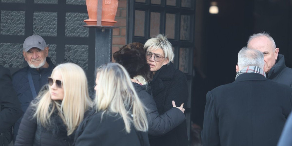 Bile su najbolje drugarice: Dragana Bekvalac rasuta u komade na sahrani Tatjane Ječmenice