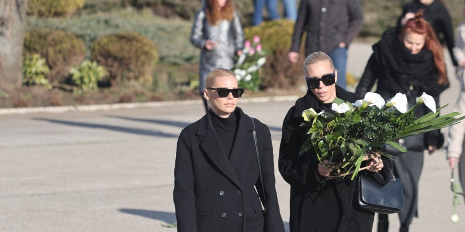Nataša i Kristina Bekvalac na sahrani Tatjane Ječmenice: U rukama nose bele kale (VIDEO)