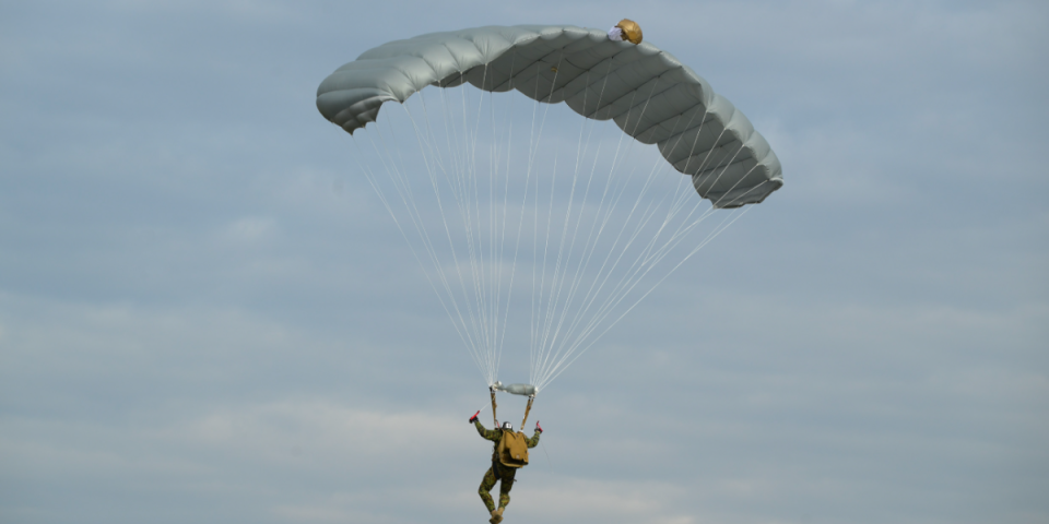 Najnoviji američki padobran RA-1 stigao u Niš: 63. brigada na ekstremnoj obuci