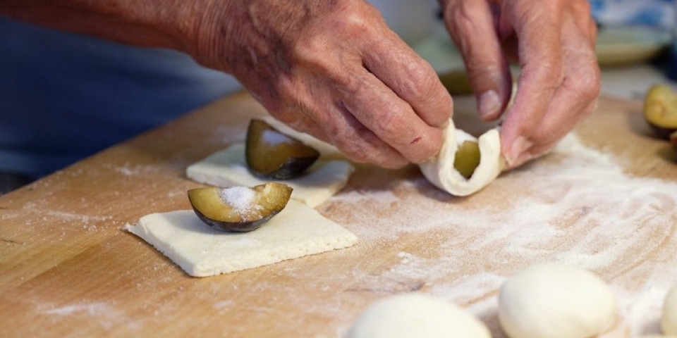Knedle sa šljivama se nikada neće raspasti tokom kuvanja: Bakin trik za mekano i sočno testo