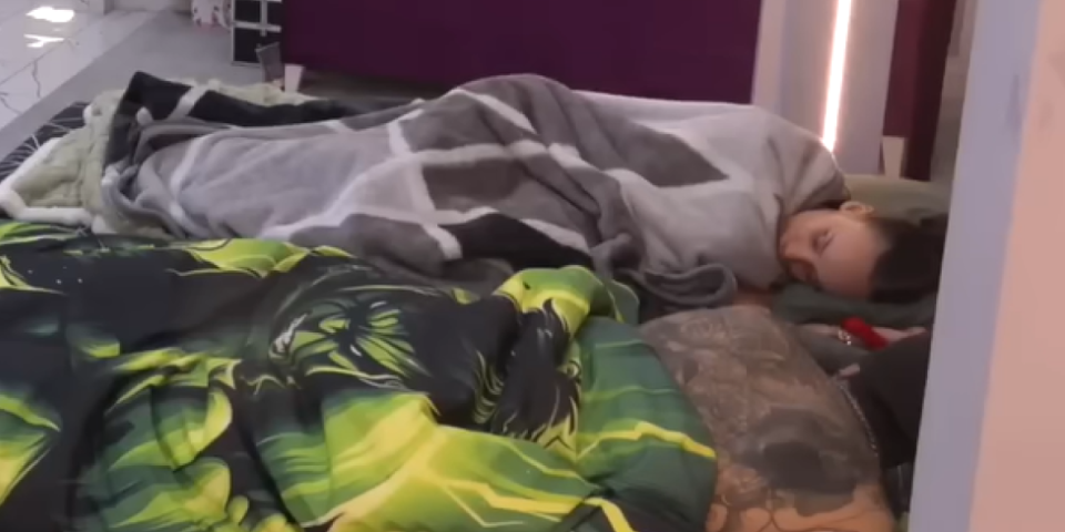 Bebica će doživeti fras: Teodora Delić i Filip Đukić završili pod jorganom (VIDEO)