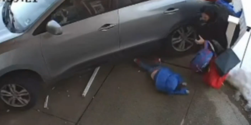 Horor ispred vrtića: Pijana baka autom pregazila majku i decu – snimak ledi krv u žilama (VIDEO)