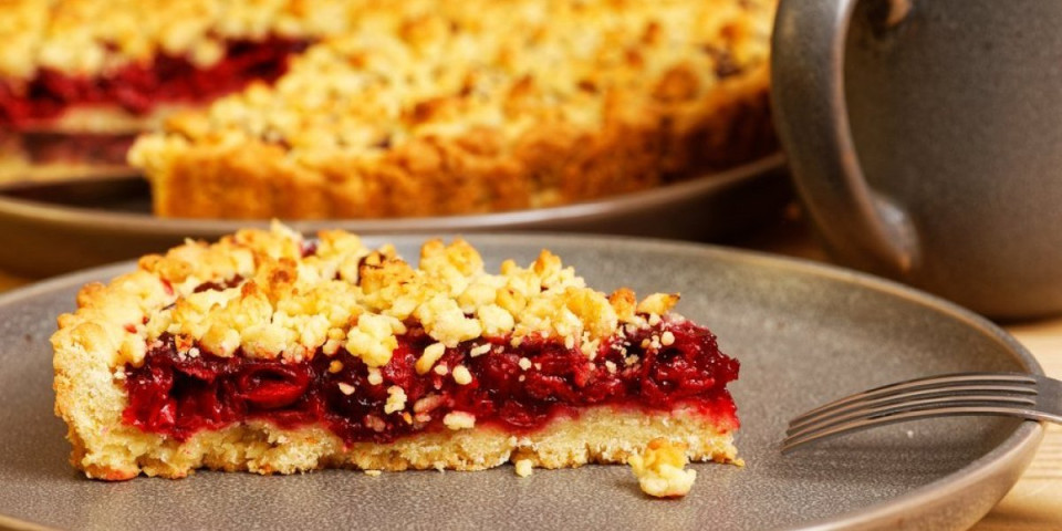 Čupava pita koja se ne mesi: Nadev od višanja upotpunjava ukus - pravi se očas posla