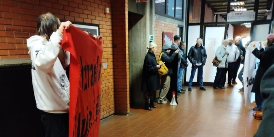 Neukusno: Blokaderi u Novom Sadu razvili transparent podrške Palestini dok gostuju profesori iz Izraela