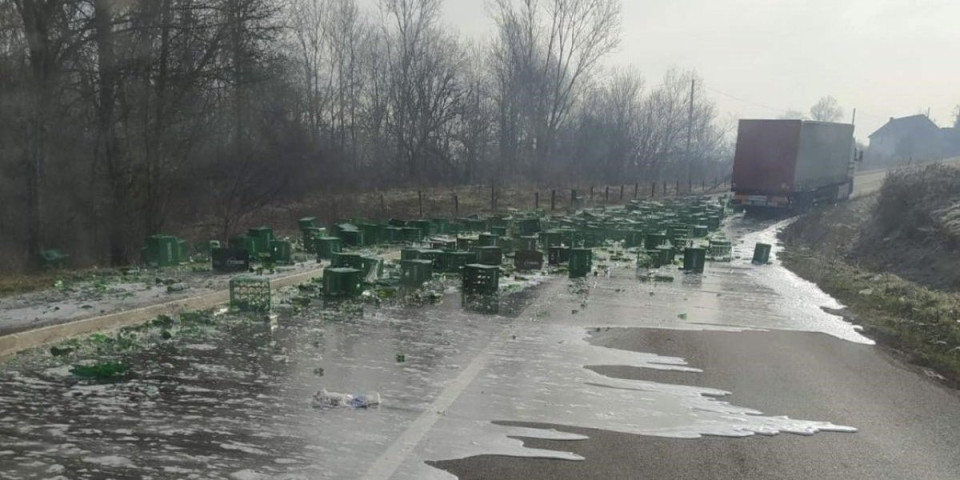 Žurka na putu! Desetine gajbi punih piva prosule se po asfaltu, evo šta se desilo