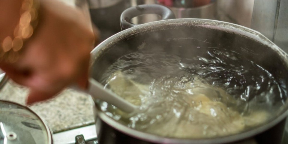 Zašto svi odjednom kuvaju jabuke i piju toplu vodu? Internet opsednut novim trendom (VIDEO)