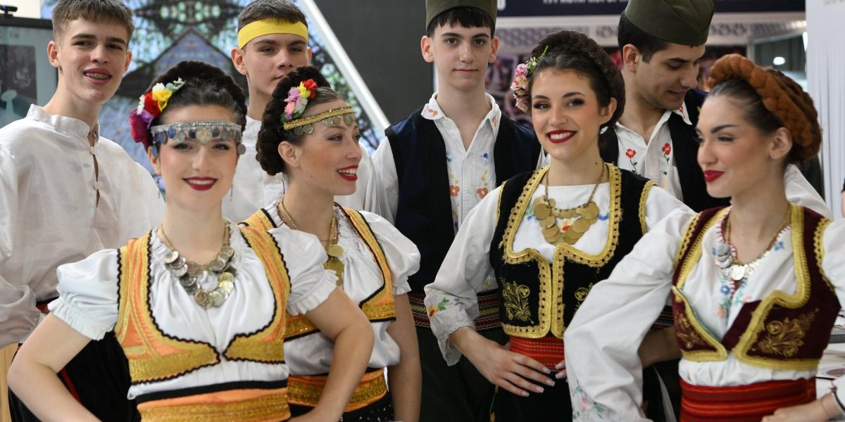 Mladi u narodnoj nošnji