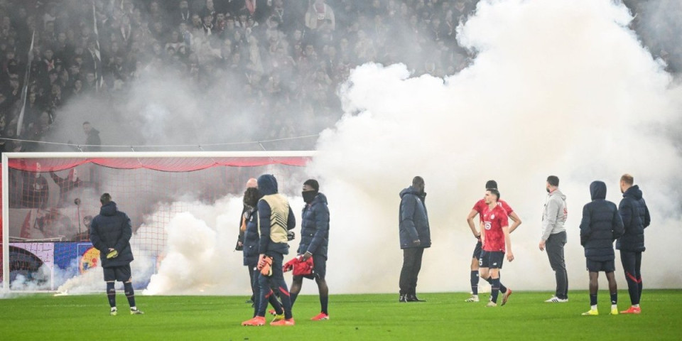 Totalni haos posle utakmice Zvezde i Lila: Policija bacila suzavac, pogledajte šok scene s lica mesta (VIDEO)