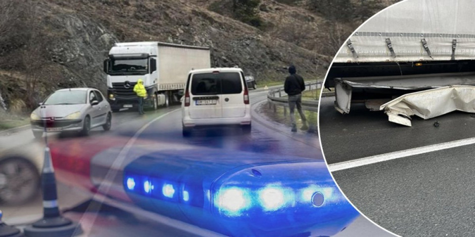 Totalni haos na autoputu: Automobilom odvalio deo kamiona