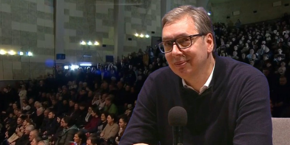 Dupke puna sala: Predsednik razgovara sa građanima Bora (VIDEO)