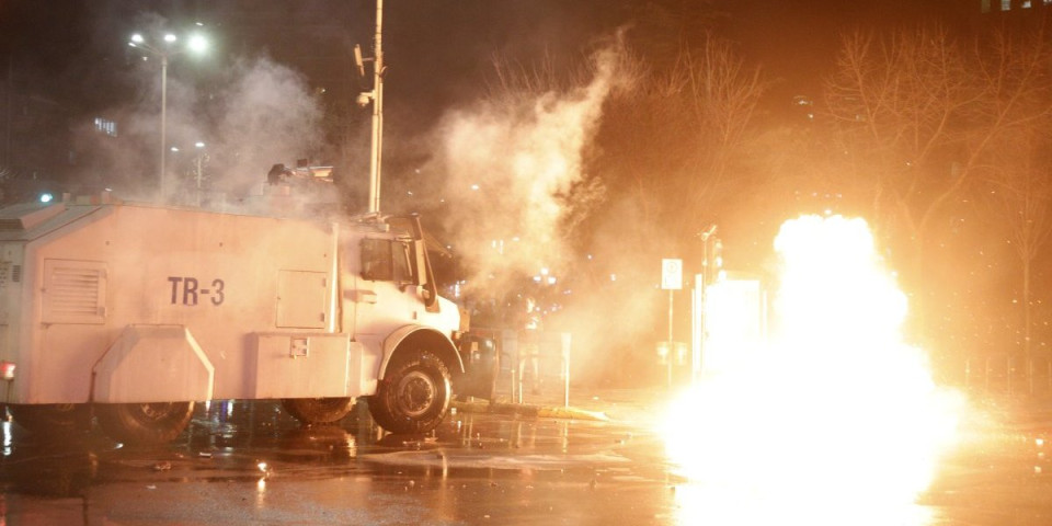 Pakao u Albaniji! Sukob policije i naroda, vodeni topovi i suzavac na ulicama: Traži se glava Edija Rame (FOTO/VIDEO)