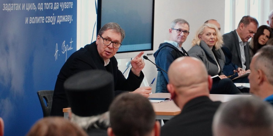 Vučić predstavnicima mesnih zajednica u Knjaževcu: Morate da razgovarate sa građanima