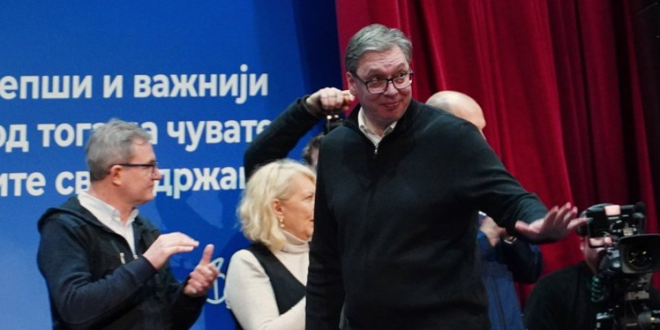 Sa njom je Vučić tražio da se fotografiše: Pozvao damu da dođe kod njega na binu, evo zašto (FOTO)