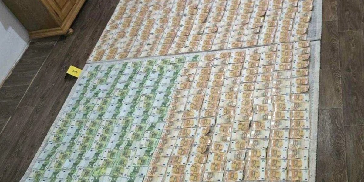 deo pronađenog novca koji je ukrala Rina Đ.