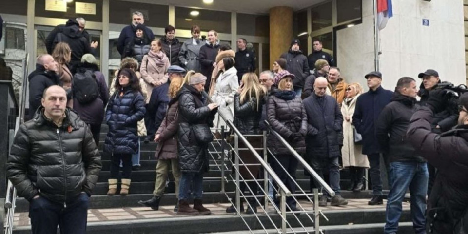 Šok - Evo ko je govorio na protestu ispred TOK, reagovao i Mrdić: On vodi politiku sa čovekom koji štiti ubice Miše Ognjanovića